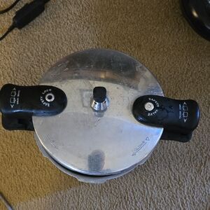 Aluminum Pressure Cooker with Black Handles